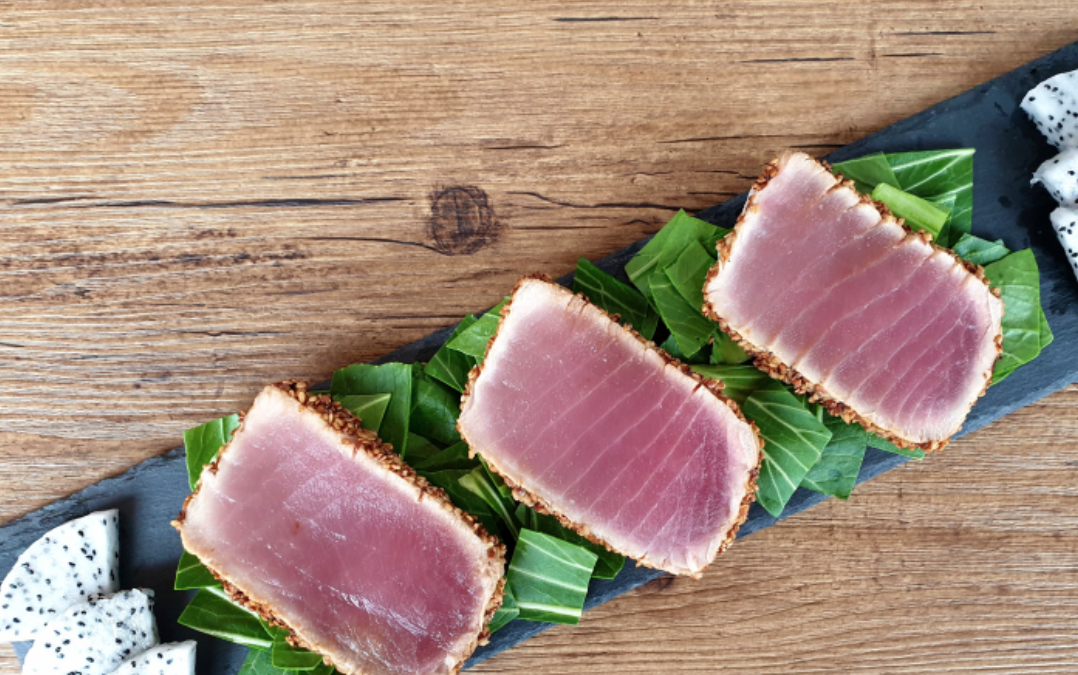 Ricetta: Tataki di tonno in crosta di sesamo nero e insalata croccante